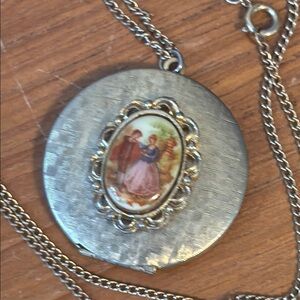 Vintage Gold tone Picture Locket Necklace